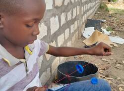Habu, l'insegnante che sogna un futuro migliore per i bambini di Gede