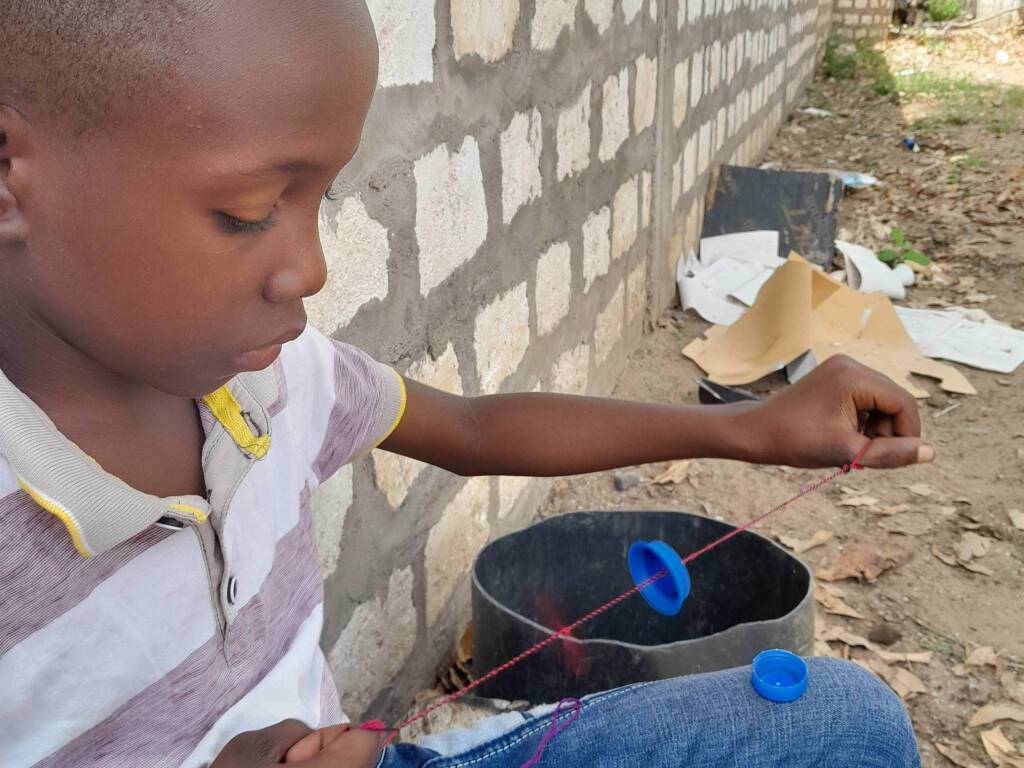 Habu, l'insegnante che sogna un futuro migliore per i bambini di Gede