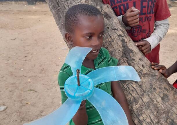 Habu, l'insegnante che sogna un futuro migliore per i bambini di Gede