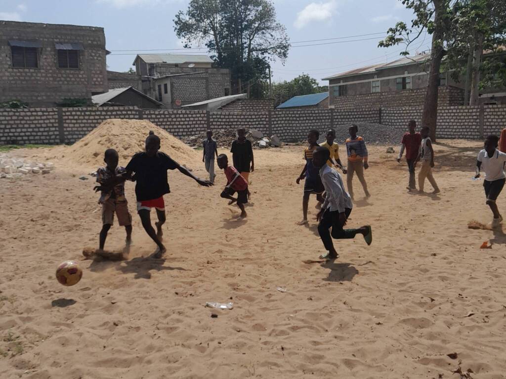 Habu, l'insegnante che sogna un futuro migliore per i bambini di Gede