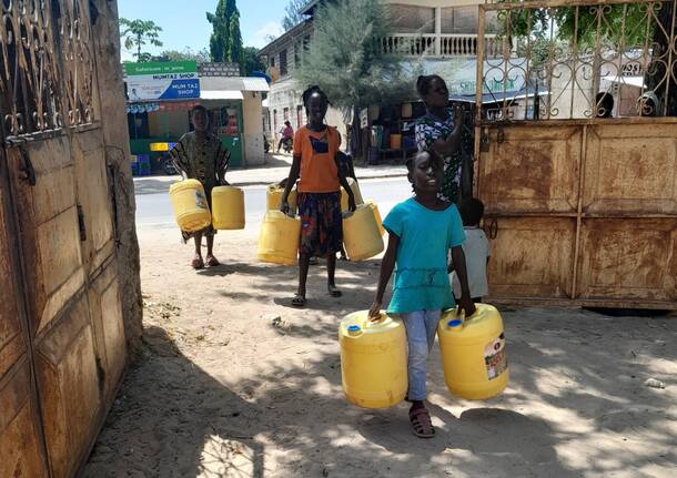 Habu, l'insegnante che sogna un futuro migliore per i bambini di Gede