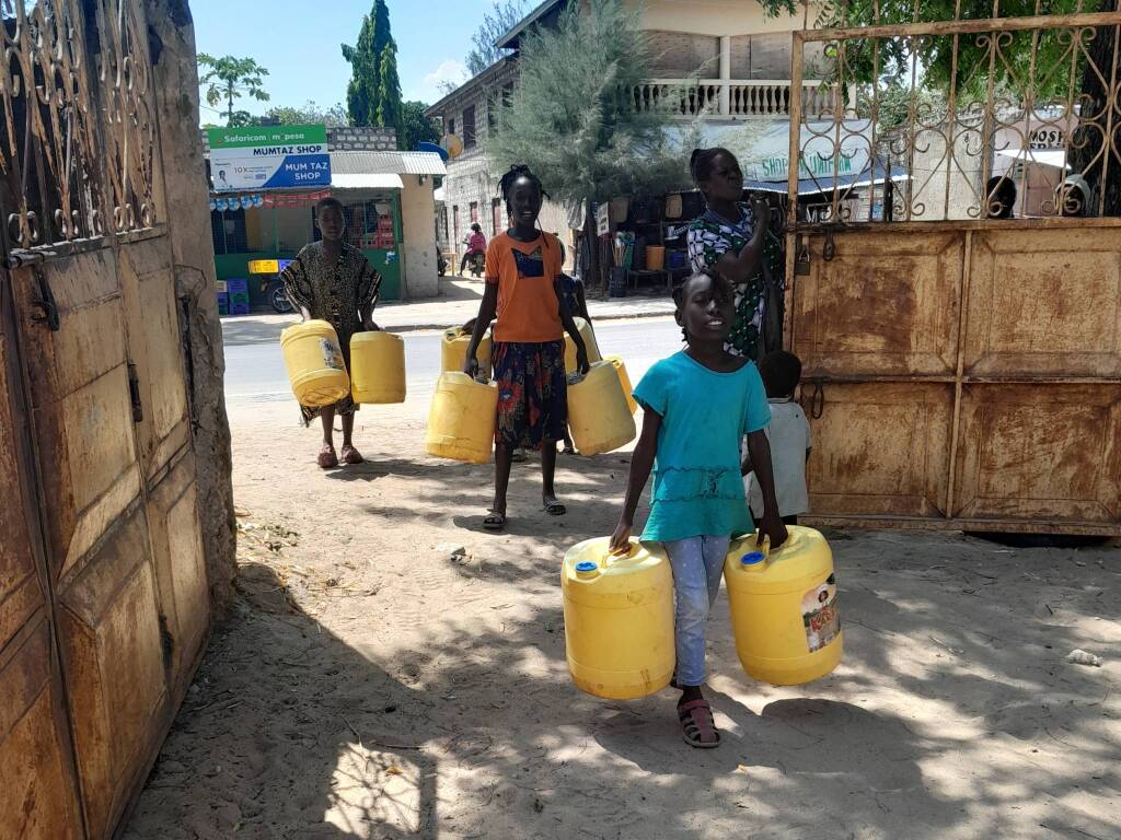 Habu, l'insegnante che sogna un futuro migliore per i bambini di Gede
