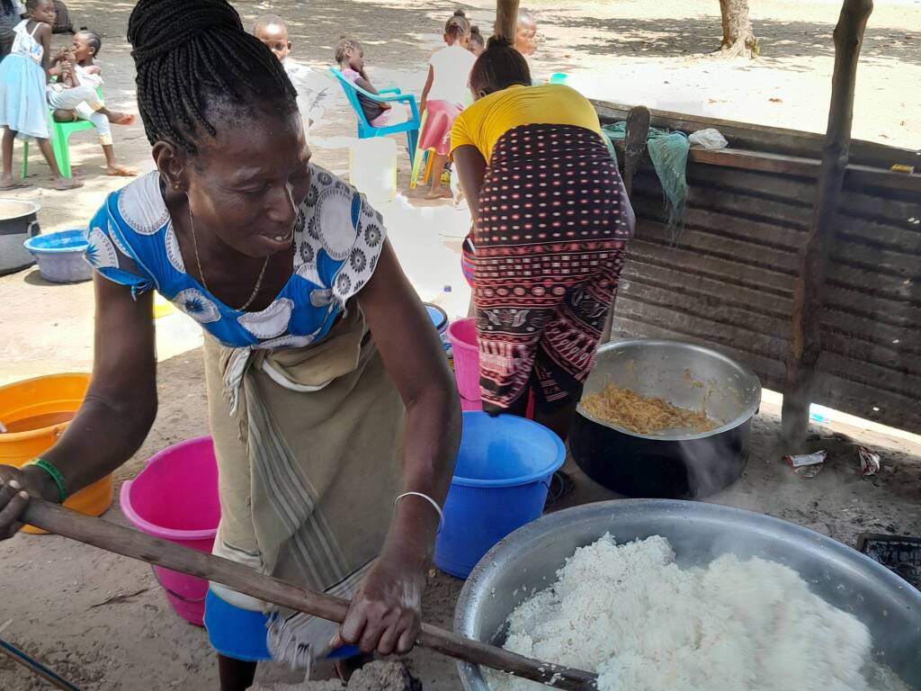 Il focolare delle sorelle Chikutu, che sfama i bambini della scuola di Gede