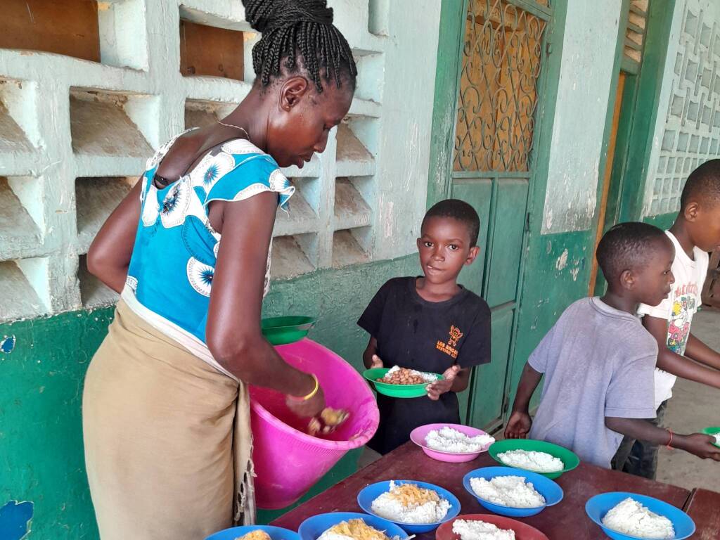 Il focolare delle sorelle Chikutu, che sfama i bambini della scuola di Gede