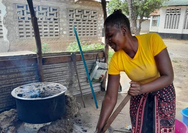 Il focolare delle sorelle Chikutu, che sfama i bambini della scuola di Gede