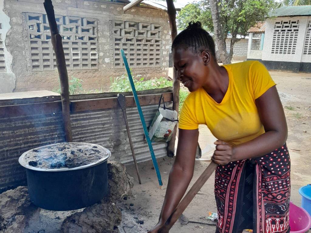 Il focolare delle sorelle Chikutu, che sfama i bambini della scuola di Gede