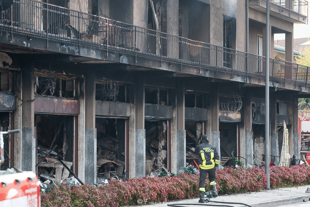 Il girono dopo l'incendio di Laveno