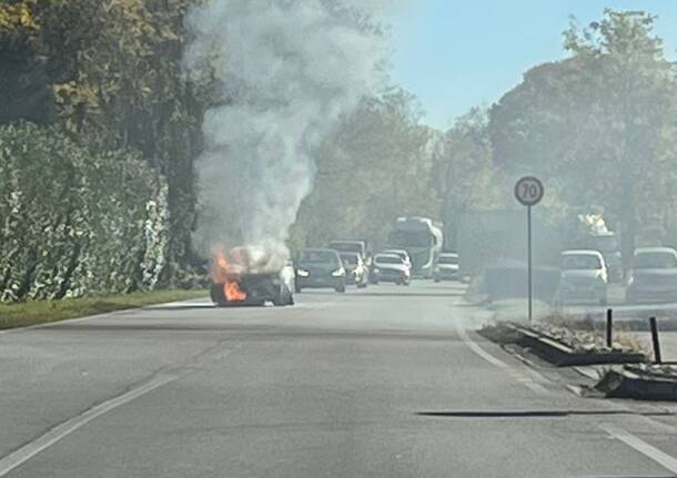 incendio auto cassano