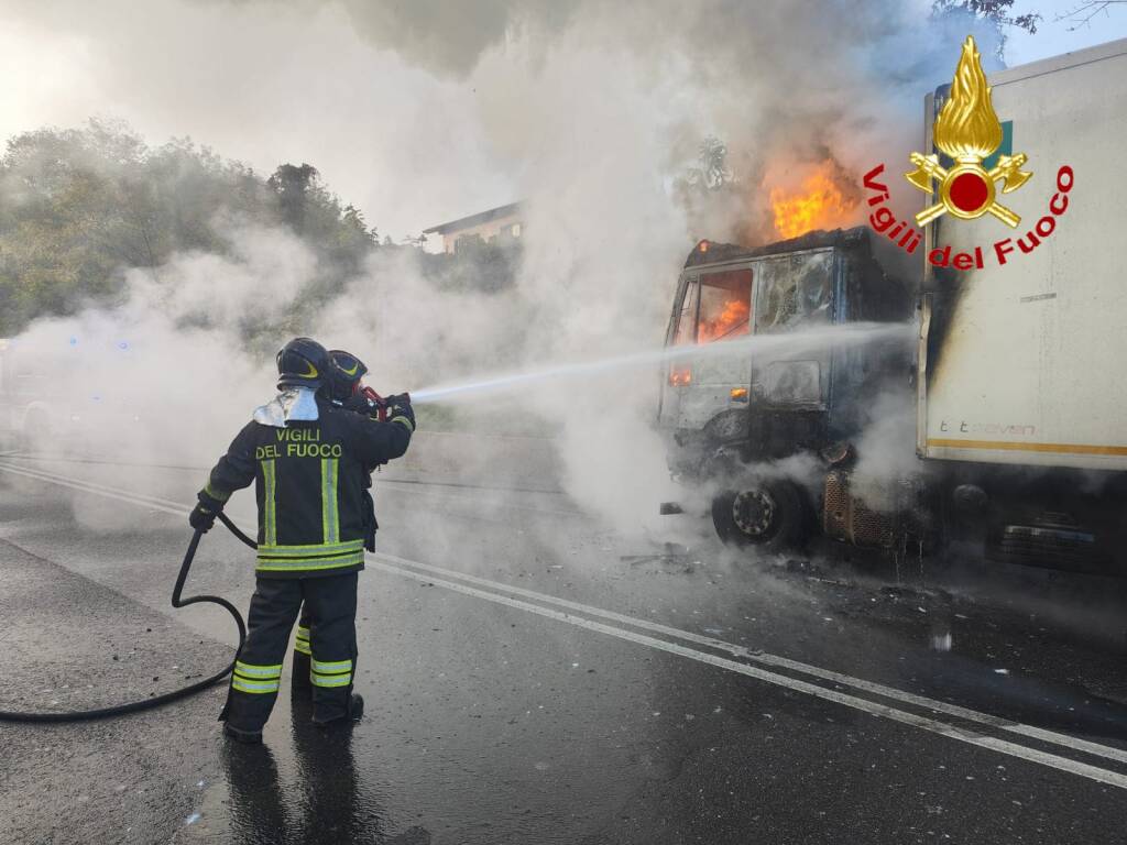 Incendio camion buguggiate