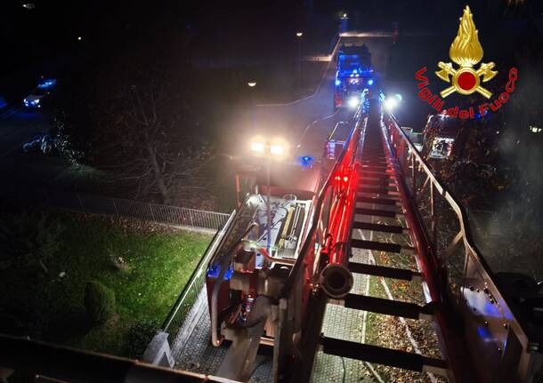 Incendio devasta un appartamento di Castronno, ustionata una donna