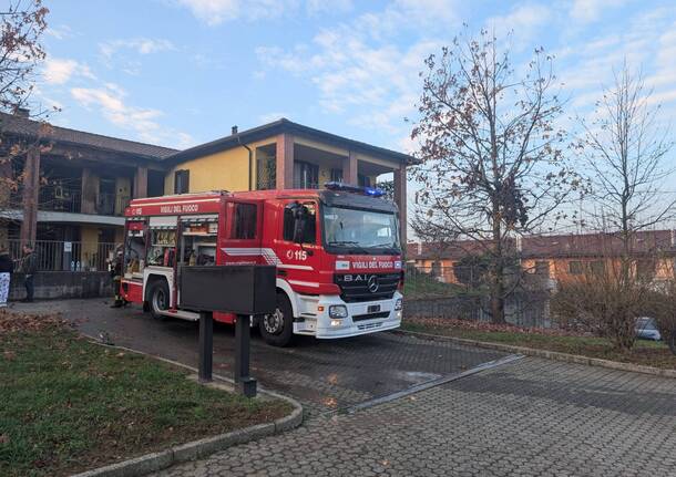 Incendio devasta un appartamento di Castronno, ustionata una donna