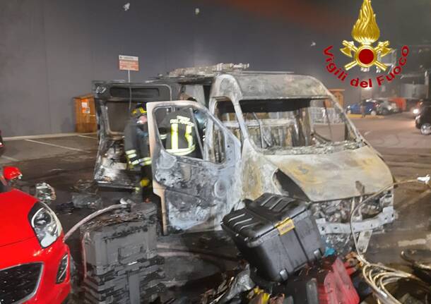 Incendio due auto e furgone Venegono Inferiore 