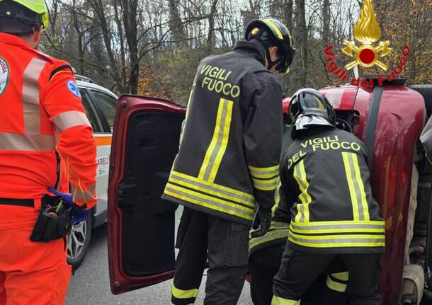 Auto si ribalta a Solbiate Arno, i vigili del fuoco liberano la conducente