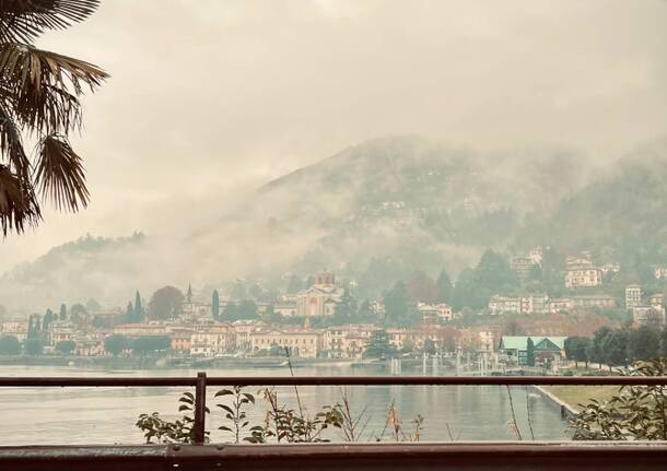 Laveno immersa tra le nuvole