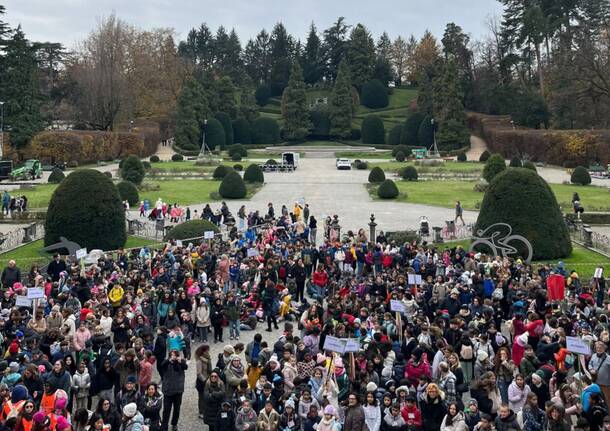 Sfilano 1300 bambini a Varese per la Marcia diritto 2025