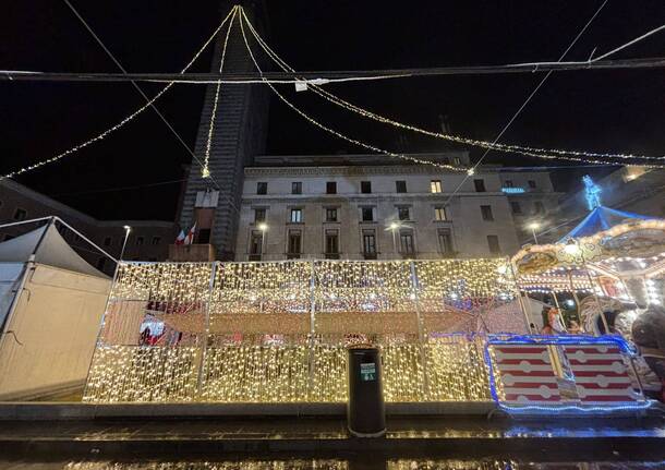 Piazza Monte Grappa a Varese s’accende con il mercatino di Natale