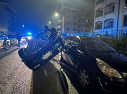 Perde il controllo dell'auto e si ribalta: incidente nella notte in via Padova a Legnano