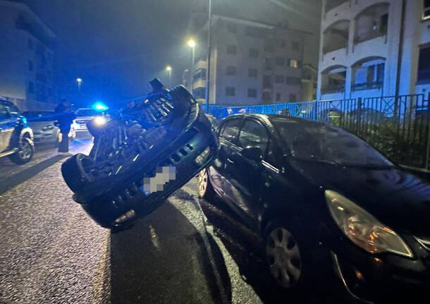 Perde il controllo dell'auto e si ribalta: incidente nella notte in via Padova a Legnano