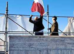 Posa della bandiera sul tetto per la nuova area E-Rede di Parabiago