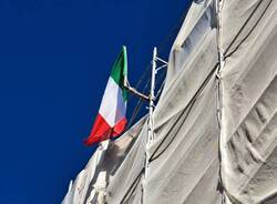 Posa della bandiera sul tetto per la nuova area E-Rede di Parabiago