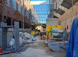 Posa della bandiera sul tetto per la nuova area E-Rede di Parabiago