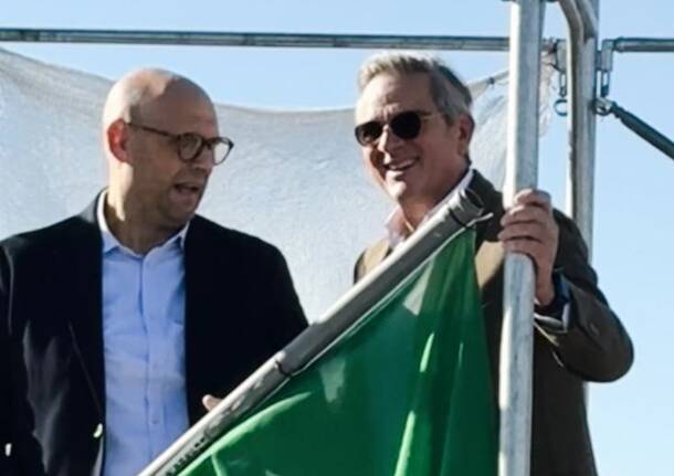 Posa della bandiera sul tetto per la nuova area E-Rede di Parabiago