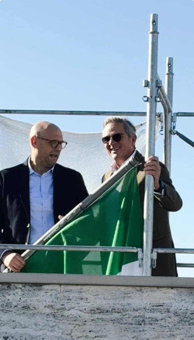 Posa della bandiera sul tetto per la nuova area E-Rede di Parabiago