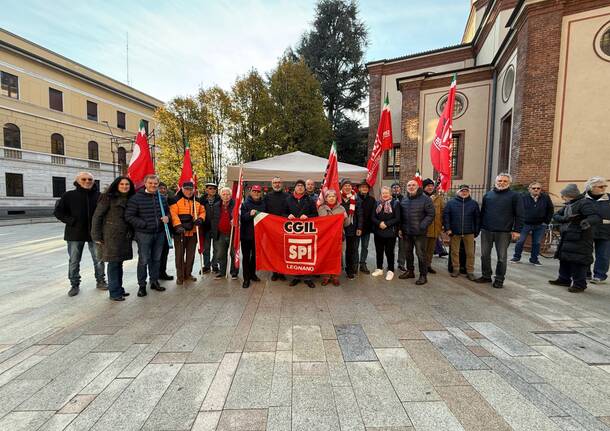  presidio in piazza San Magno a Legnano della Spi Cgil 
