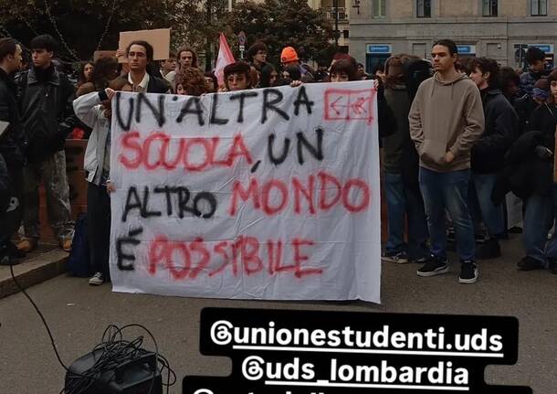 “Un’altra scuola, un altro mondo è possibile”: sciopero degli studenti nelle piazze di Varese, Busto e Saronno