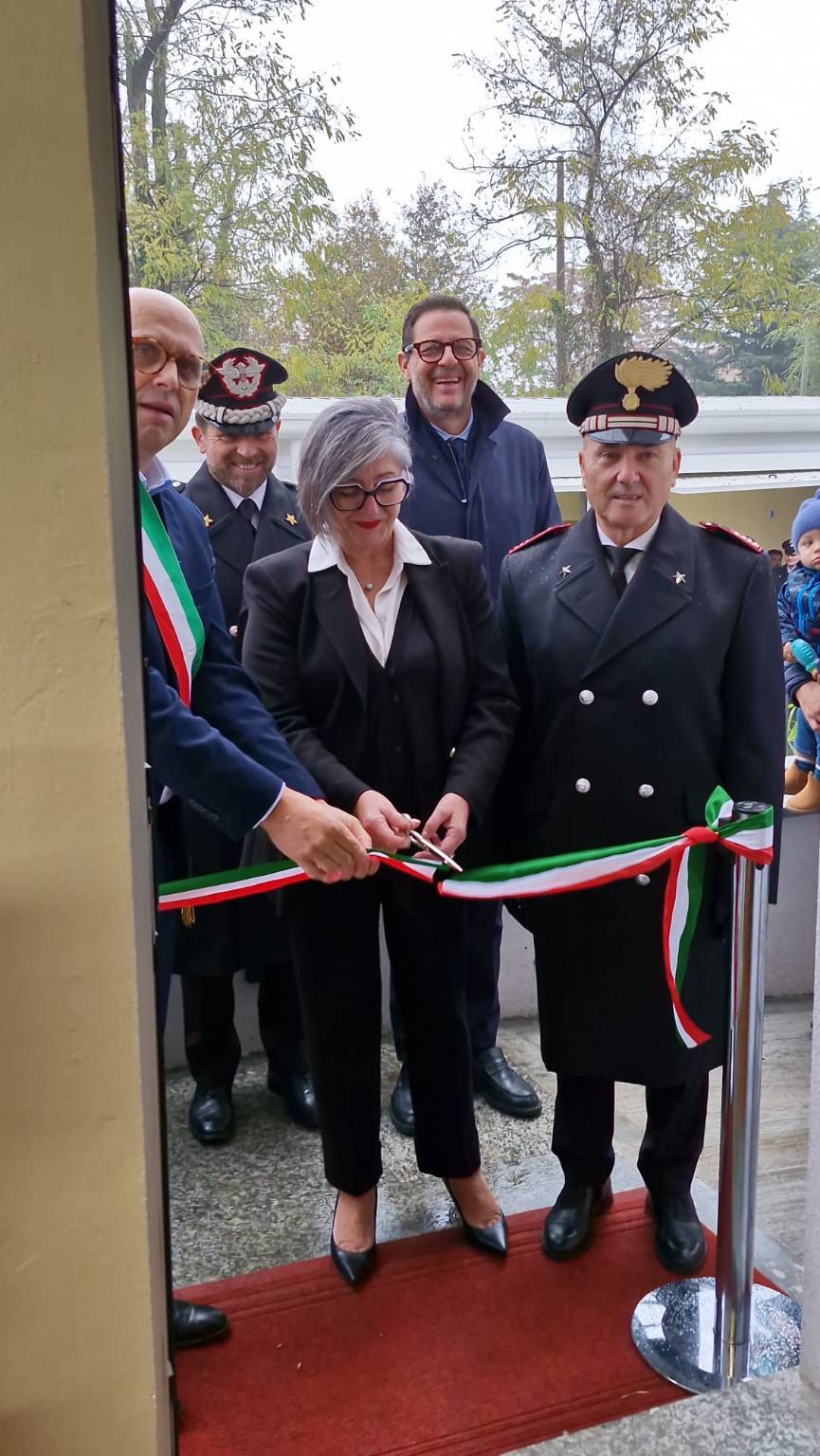 Taglio del nastro per la "nuova" caserma dei Carabinieri di Parabiago