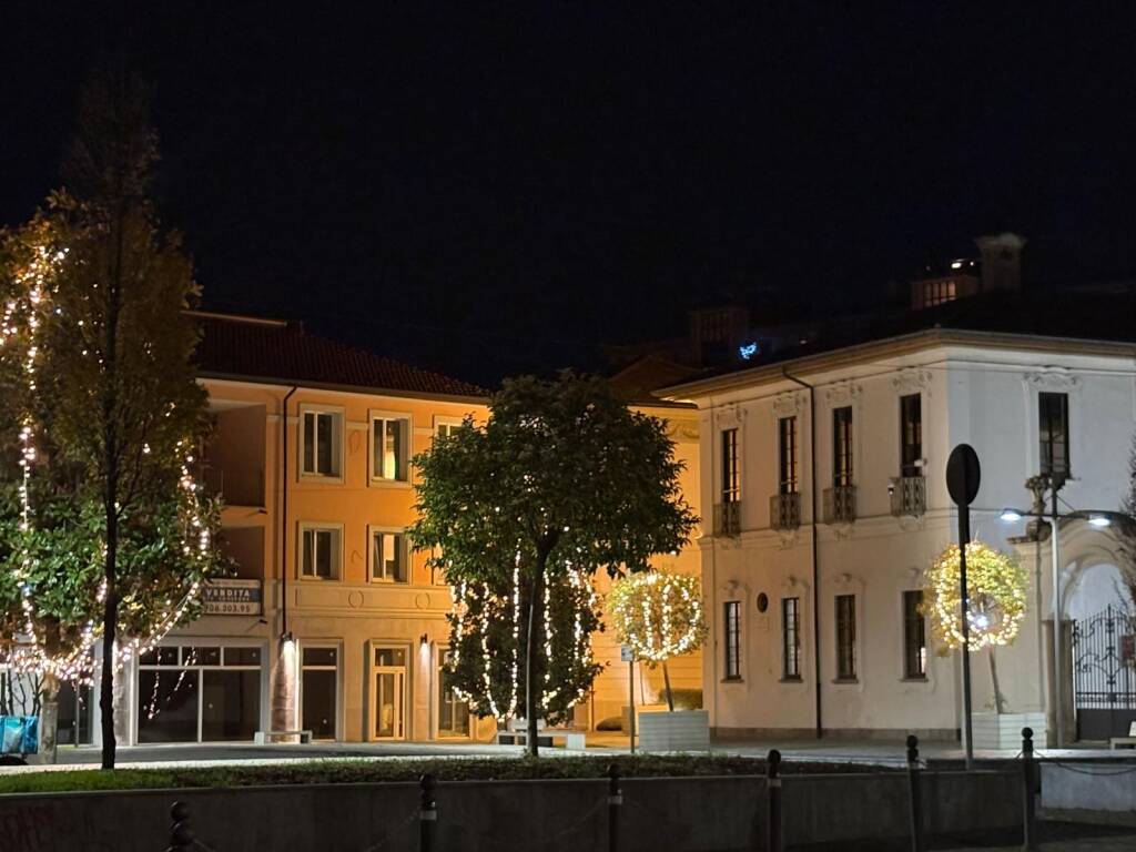Un legnanese per le strade di Busto Arsizio addobbate il Natale 2025