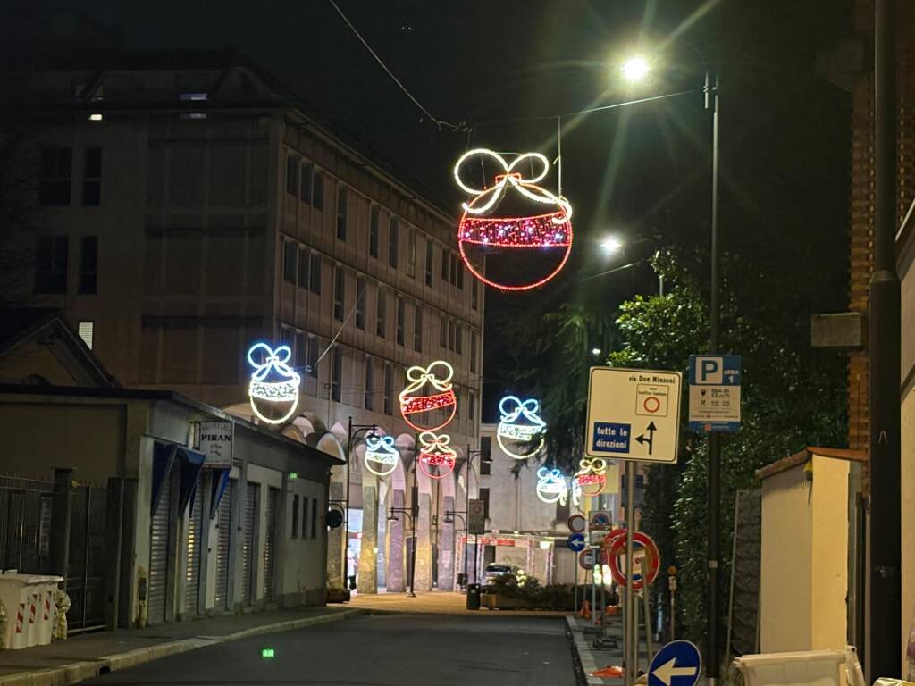 Un legnanese per le strade di Busto Arsizio addobbate il Natale 2025