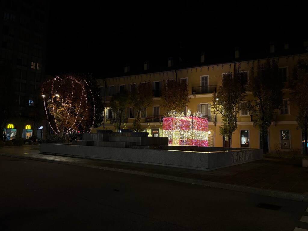 Un legnanese per le strade di Busto Arsizio addobbate il Natale 2025