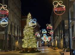 Un legnanese per le strade di Busto Arsizio addobbate il Natale 2025