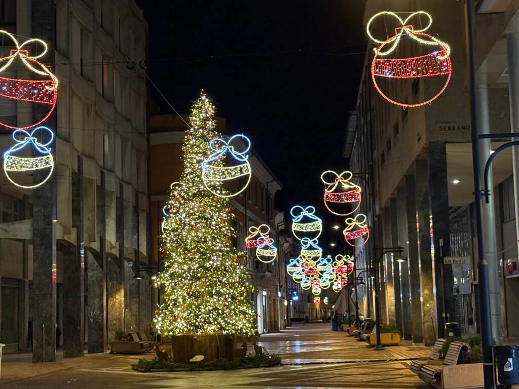 Un legnanese per le strade di Busto Arsizio addobbate il Natale 2025