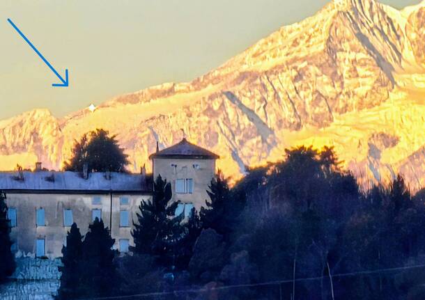 Una luce in cima alla montagna