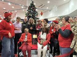 Una panchina rossa alle Corti con Varese in Maglia