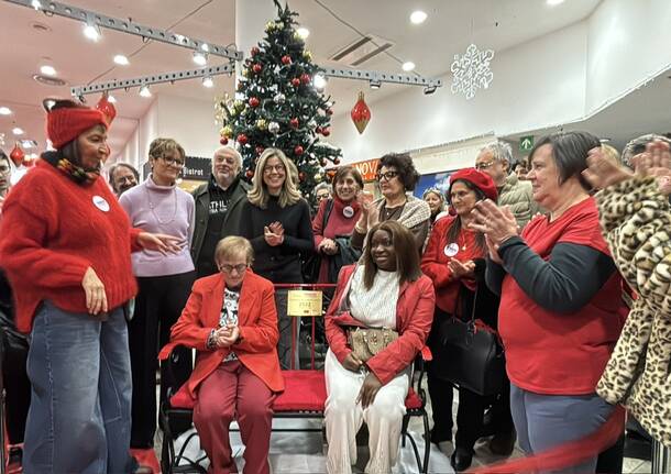 Una panchina rossa alle Corti con Varese in Maglia