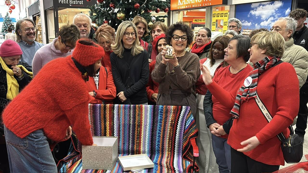 Una panchina rossa alle Corti con Varese in Maglia