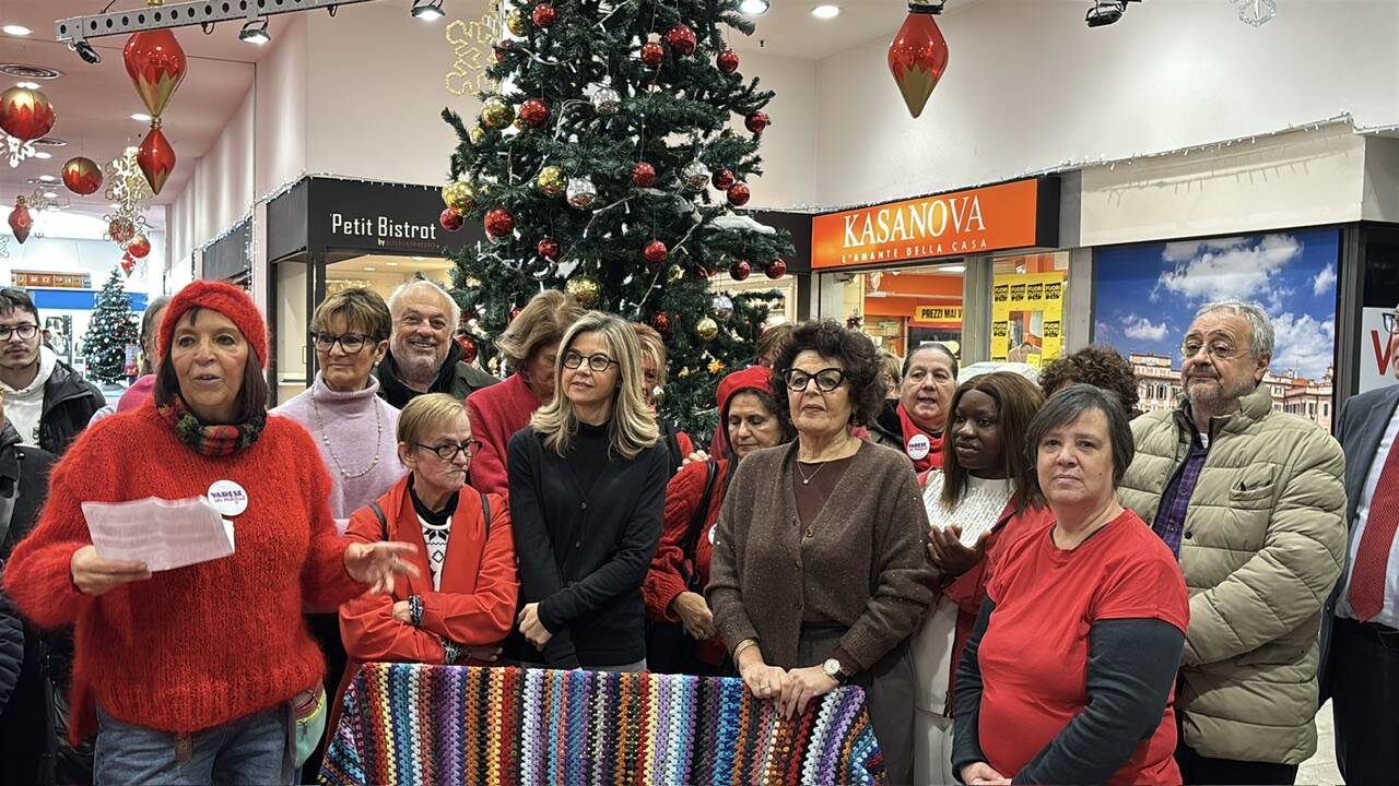 Una panchina rossa alle Corti con Varese in Maglia