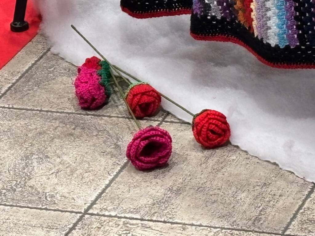 Una panchina rossa alle Corti con Varese in Maglia