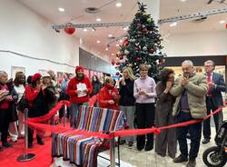 Una panchina rossa alle Corti con Varese in Maglia