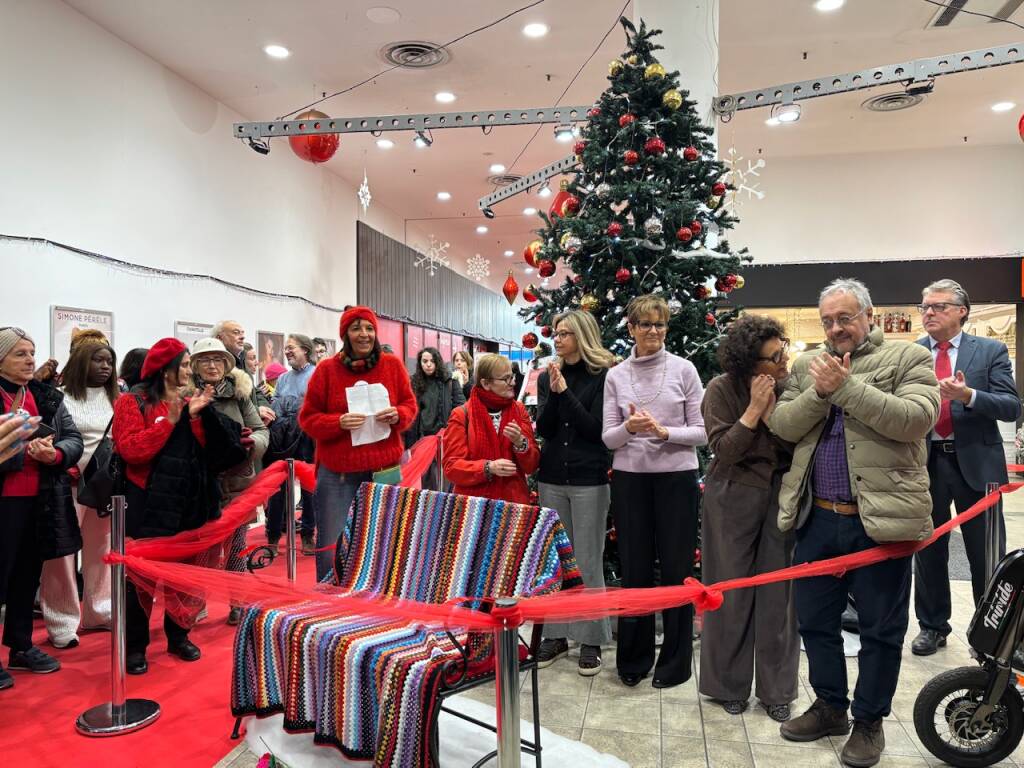 Una panchina rossa alle Corti con Varese in Maglia