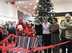 Una panchina rossa alle Corti con Varese in Maglia