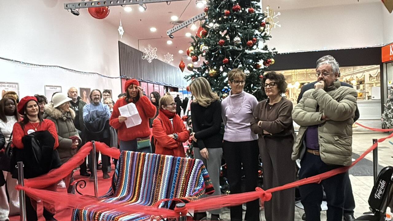 Una panchina rossa alle Corti con Varese in Maglia