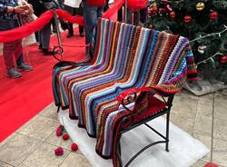 Una panchina rossa alle Corti con Varese in Maglia