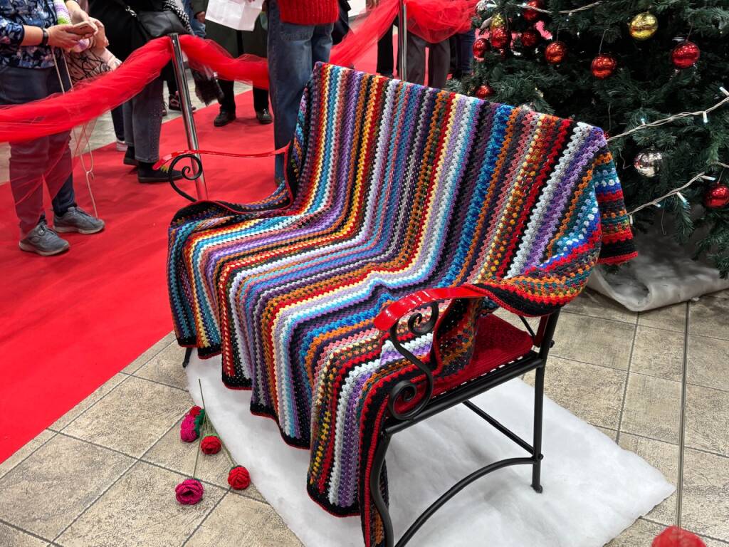 Una panchina rossa alle Corti con Varese in Maglia