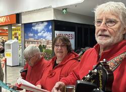 Una panchina rossa alle Corti con Varese in Maglia