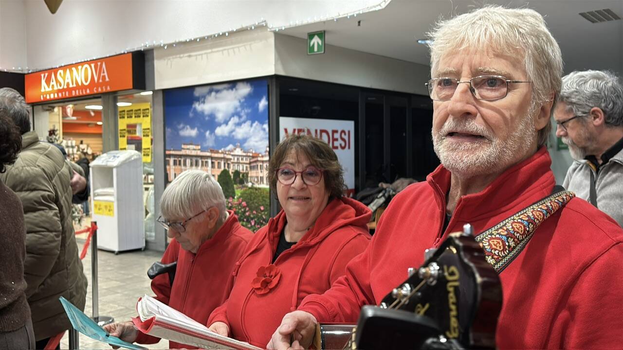 Una panchina rossa alle Corti con Varese in Maglia