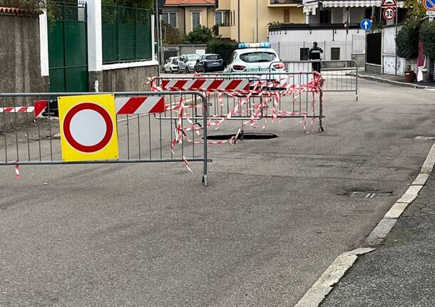 Voragine in via Thaon de Ravel a Parabiago